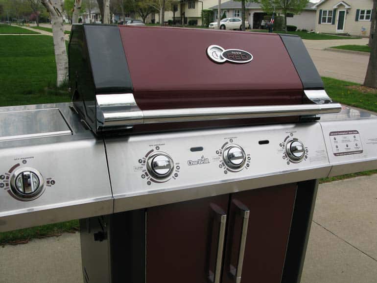 char broil infrared grill in deep burgundy color