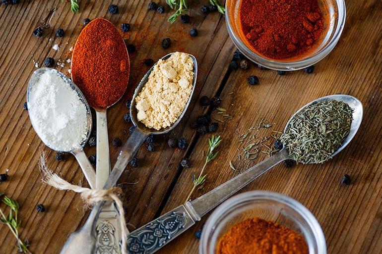 different ingredients laid out for a good chicken rub