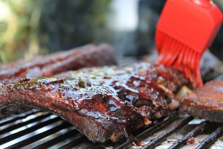 coating ribs in bbq sauce