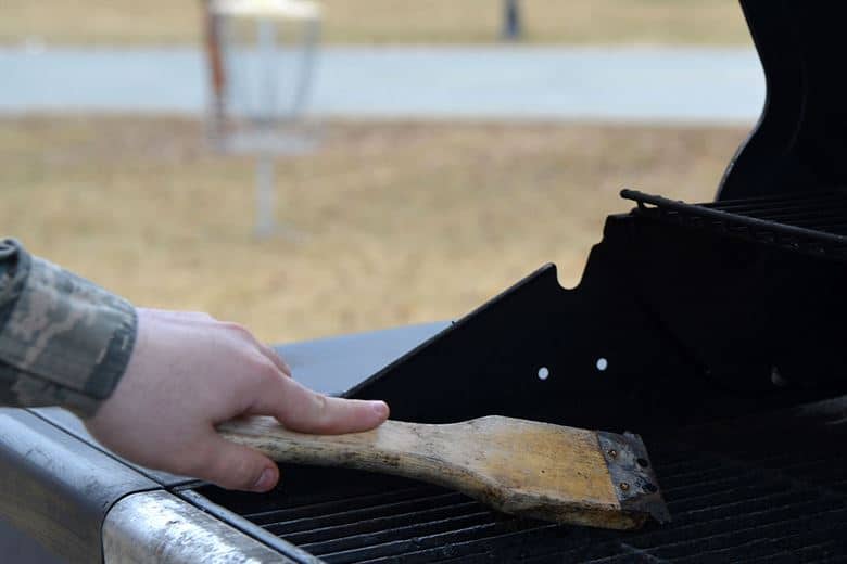 cleaning grill grates with scraper