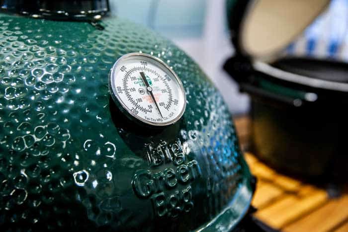 https://theonlinegrill.com/wp-content/uploads/2019/12/big-green-egg-builtin-temperature-gauge.jpg