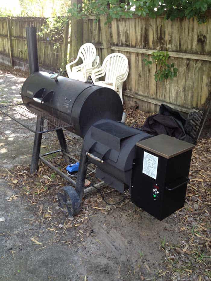 Pellet feeder clearance for smoker