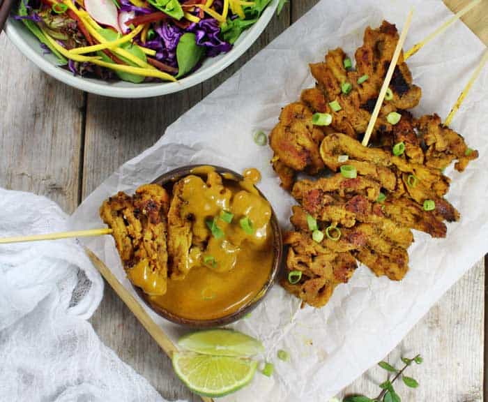 Chick'n Satay vegano con salsa di arachidi piccante