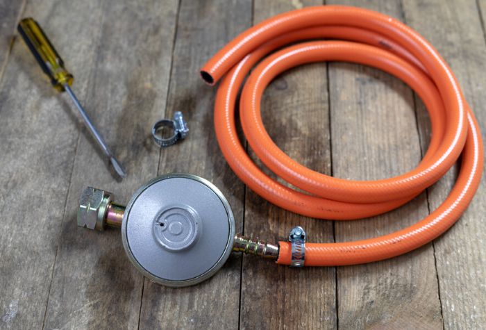 Gas grill outlet hose