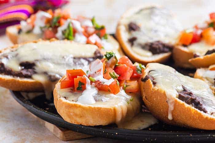 https://theonlinegrill.com/wp-content/uploads/molletes-vegetarian-mexican-with-beans-and-cheese.jpg