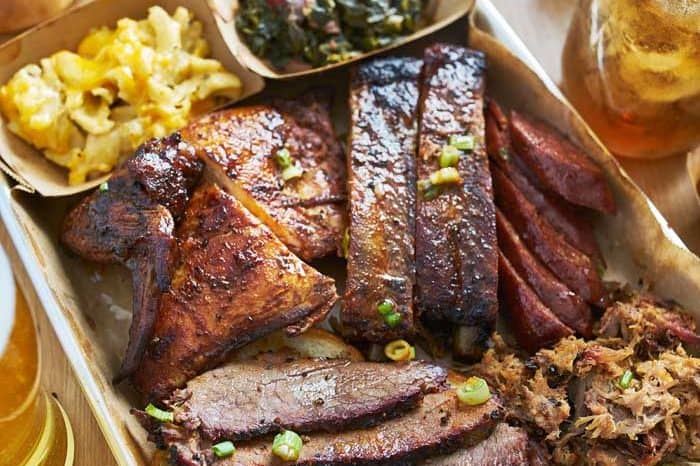 Lift Bossz Anya Texas Style Bbq Id Ben Er Szak K L N Sen   Texas Style Bbq Tray With Smoked Brisket St Louis Ribs Pulled Pork Chicken Hot Links And Sides Edited 